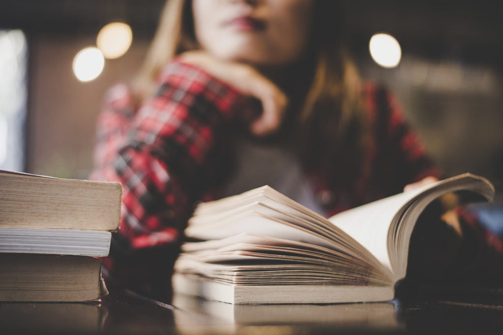 mulher em sua mesa de estudos